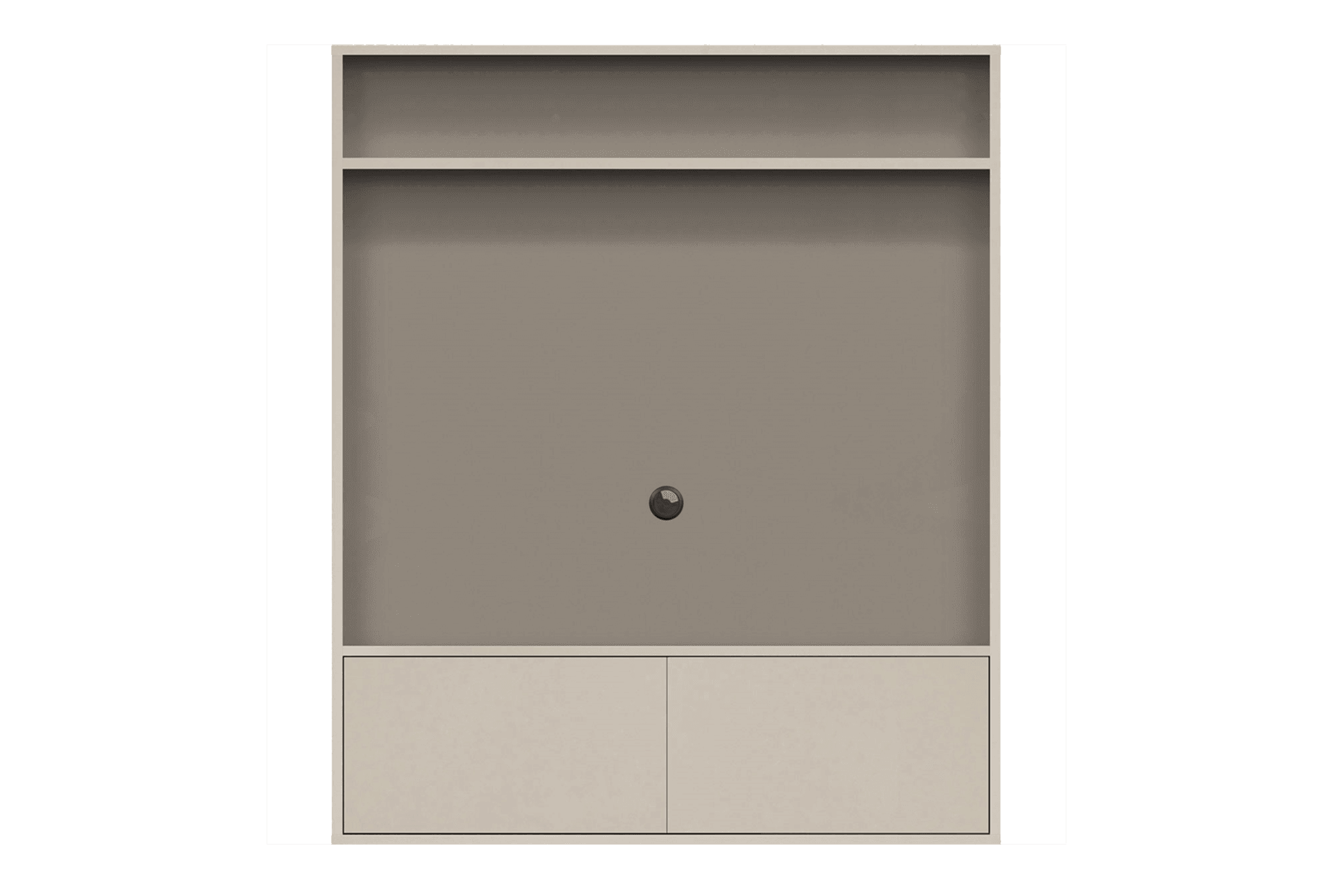 Gezeigt wird ein breiter Wandschrank der Welland-Serie mit integrierter TV-Rückwand. Die mittlere Fläche ist groß, ebenmäßig und mit einem zentral platzierten Kabeldurchlass versehen. Oberhalb befindet sich ein durchgehendes Ablagefach, darunter zwei schlichte Klappenfächer mit griffloser Front. Die dezente Zweifarbigkeit – außen hellbeige, innen dunkleres Taupe – erzeugt Tiefe und Struktur. Die Linienführung ist geradlinig und modern, das Design funktional und wohnlich zugleich. Der neutrale Hintergrund betont die ruhige Wirkung des Möbels.