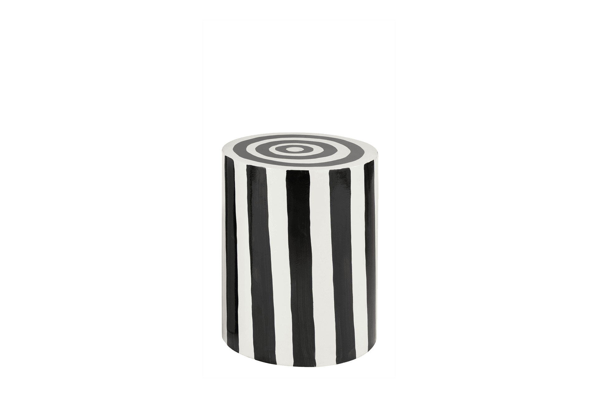 Kleiner, runder Beistelltisch im ausdrucksstarken Streifenlook, gestaltet in glänzendem Schwarz und Weiß. Die Oberfläche ziert ein hypnotisches Ringmuster aus konzentrischen Kreisen, das optisch zum Mittelpunkt zieht. Die zylindrische Form wird von breiten vertikalen Streifen umhüllt. Das Design wirkt verspielt und zugleich modern – ein echter Blickfang für stilbewusste Wohnräume.